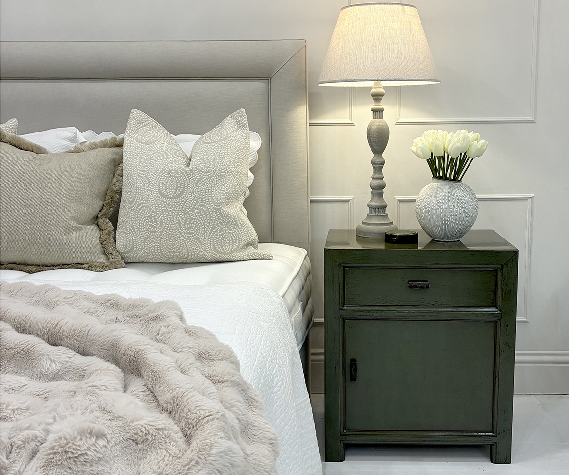 Oriental Style Mei 1 Door 1 Drawer Bedside Chest in Moss