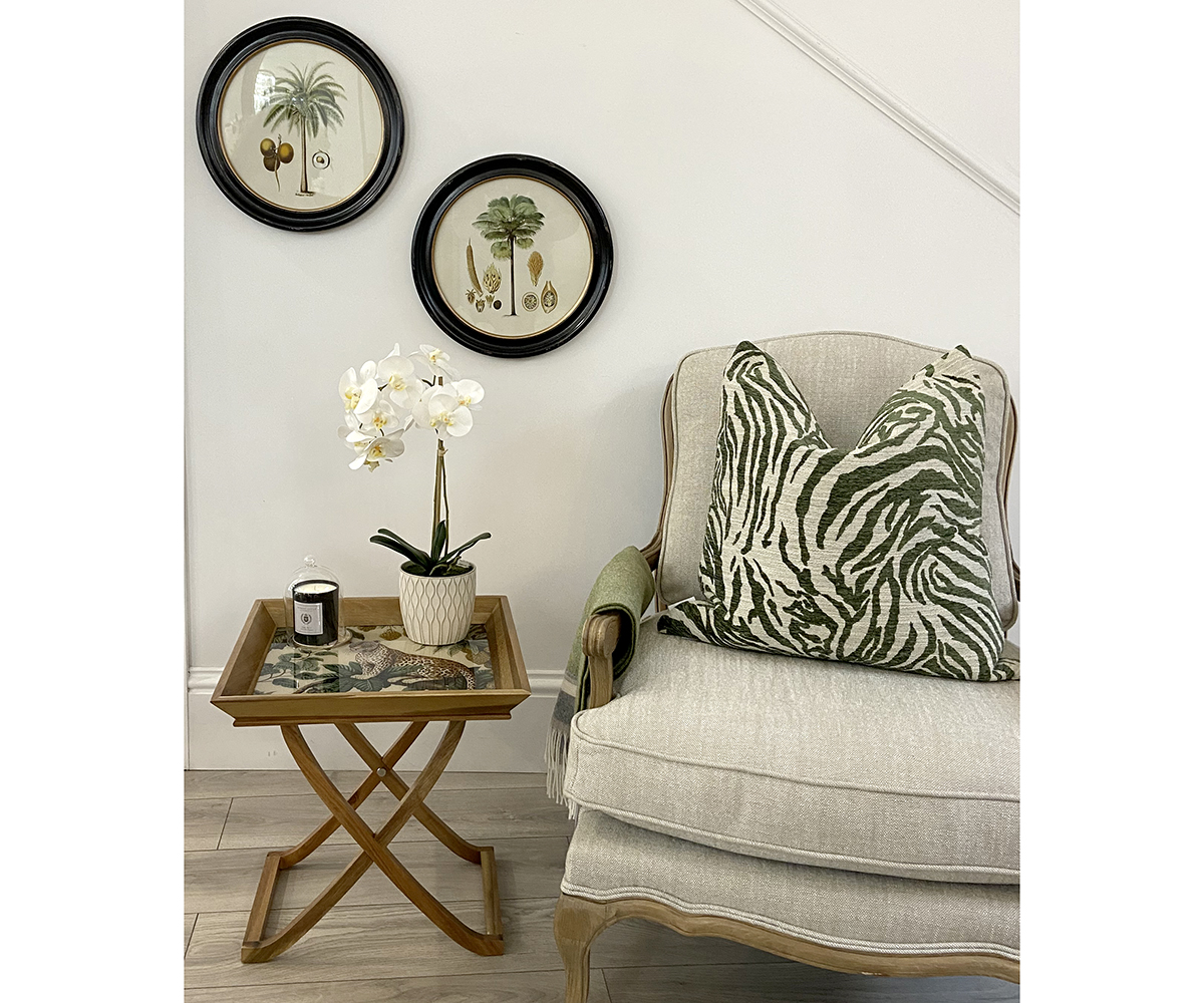 Leo Tray Table on Wooden Base